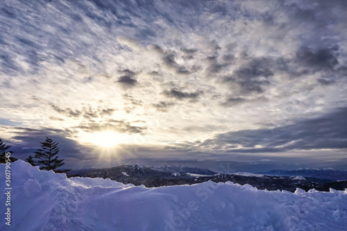【冬山イメージ】厳冬期の雪と空 © travel
