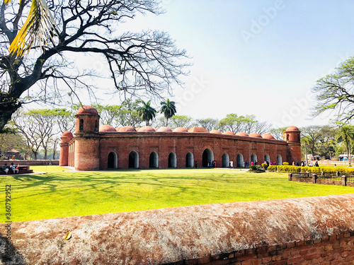 Fotografía The Sixty Dome Mosque, is a mosque in Bangladesh, situated in Bagerhat, a UNESCO World Heritage Site