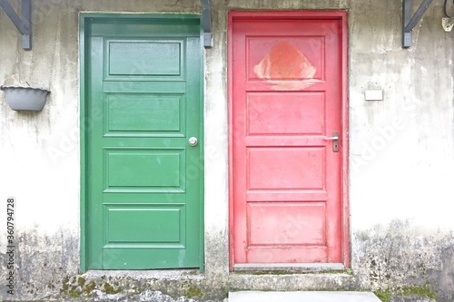 赤と緑のドア