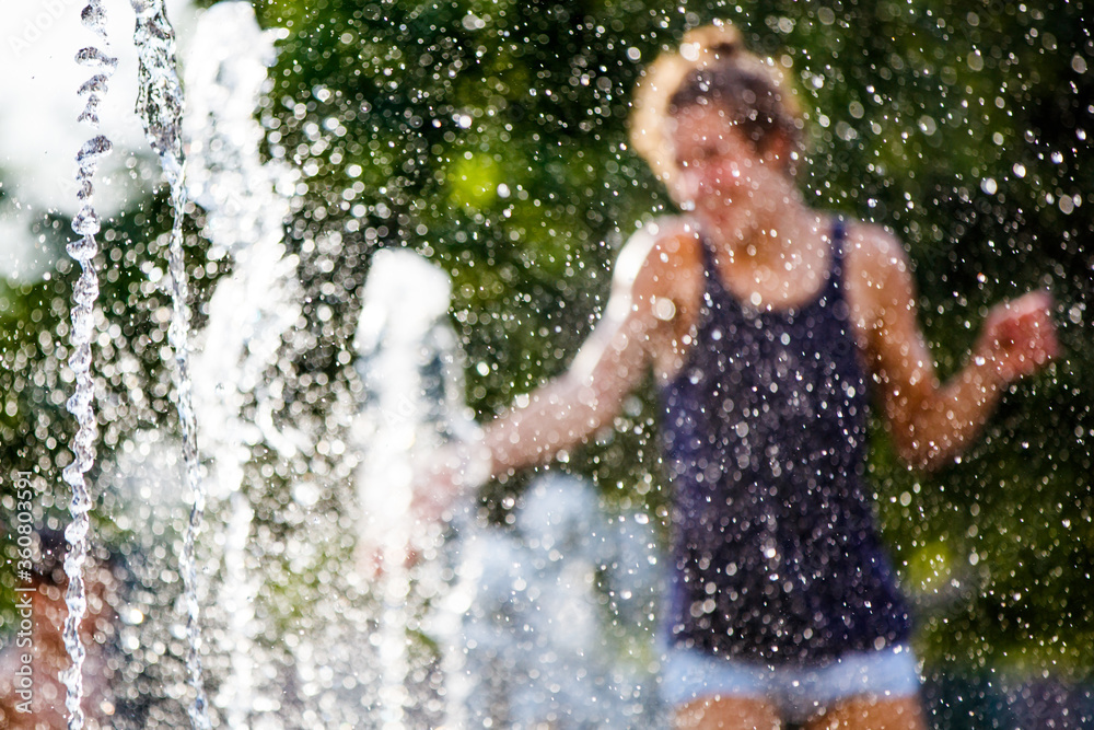 Obraz premium Young man splashing water