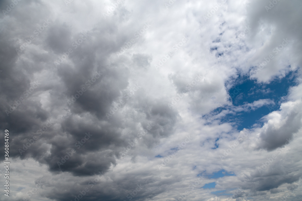 Obraz premium Colorful dramatic sky with cloud at sunset.