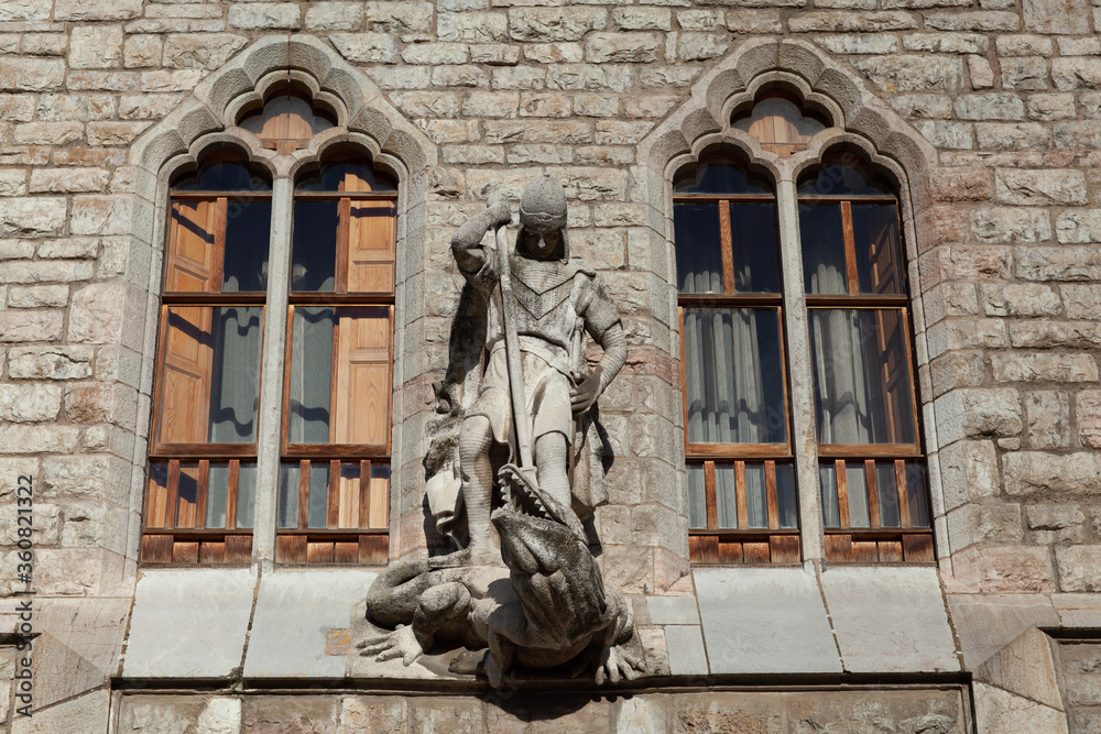 Obraz premium Saint George statue, Casa Botines, Leon, Spain