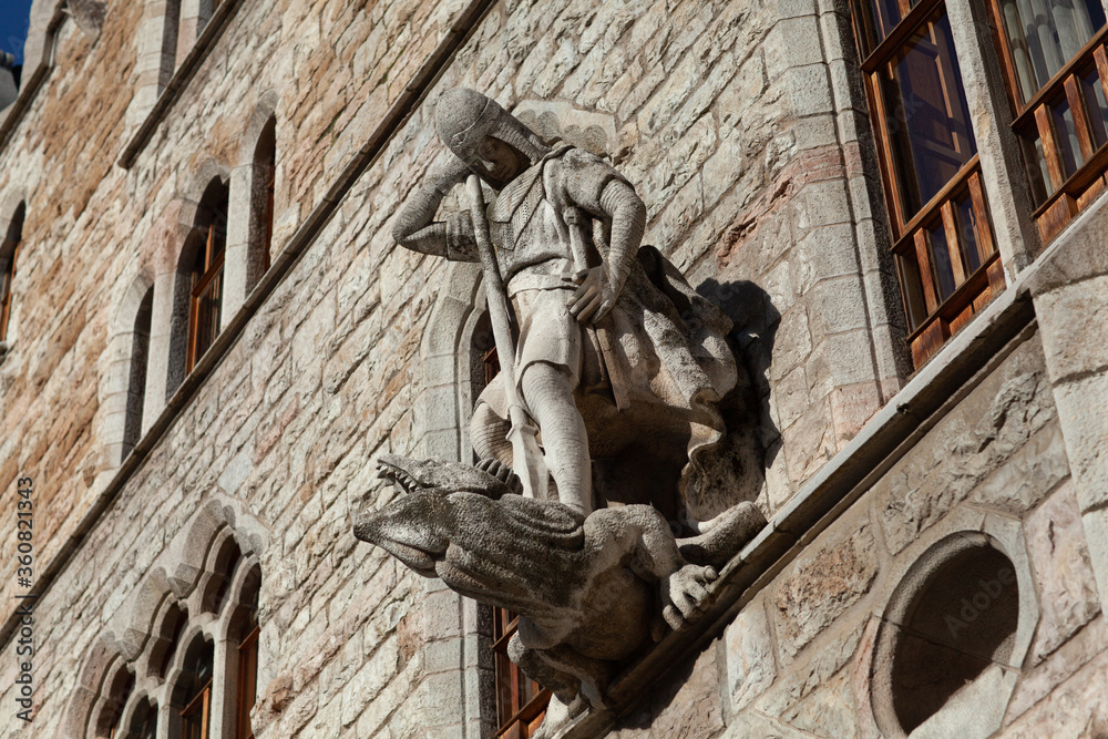 Obraz premium Saint George statue, Casa Botines, Leon, Spain