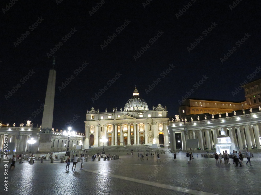 夜のサンピエトロ広場イタリアのローマにて StockFoto Adobe Stock