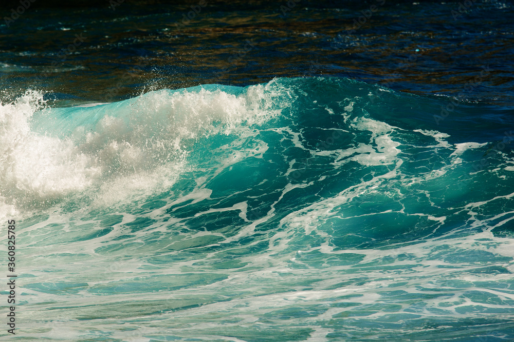 Naklejka premium Big blue stormy ocean wave