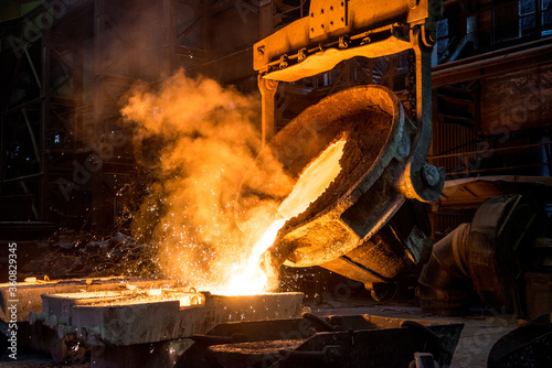 Tank pours liquid metal in in the molds