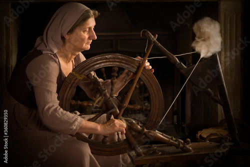Obraz na płótnie Spinning wheel Old Master portrait