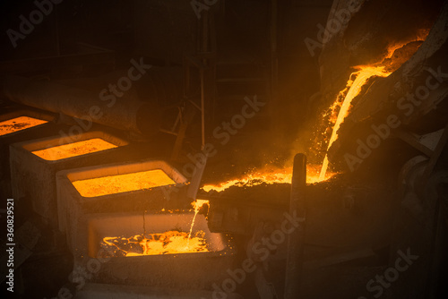 Tank pours liquid metal in the molds by carousel machine