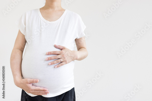 子宮筋腫でお腹が大きくなっている、妊娠37週目の女性