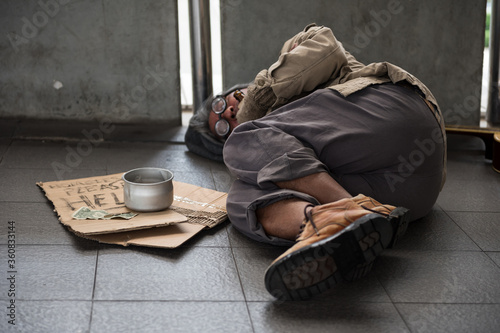 Obraz na płótnie Homeless old beggar sleep on walkway