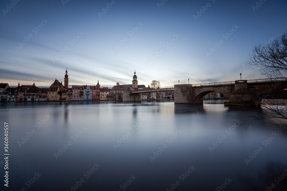 Naklejka premium Alte Mainbrücke in Kitzingen mit Langzeitbelichtung