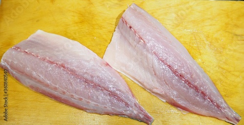 三枚におろした後のハマチの身