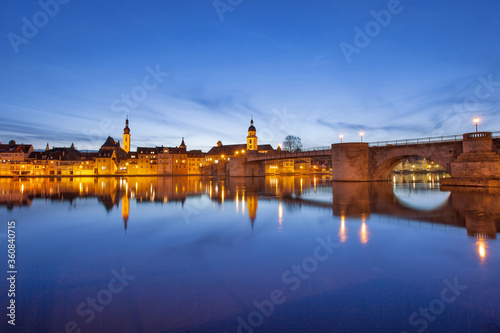 Alte Mainbrücke in Kitzingen zu blauen Stunde