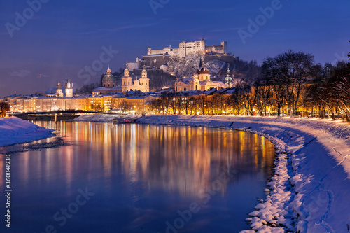 Blick von der Salzach in Salzburg auf die Hohensalzburg zur blauen Stunde im Winter