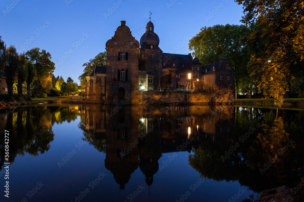 Burg Bergerhausen bei Köln zur blauen Stunde mit Spiegelung

