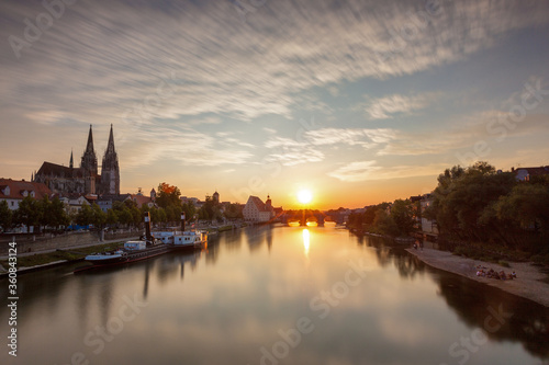 Sonnenuntergang in Regensburg  Blick von der eisernen Br  cke auf die steinerne Br  cke mit tollen Wolken