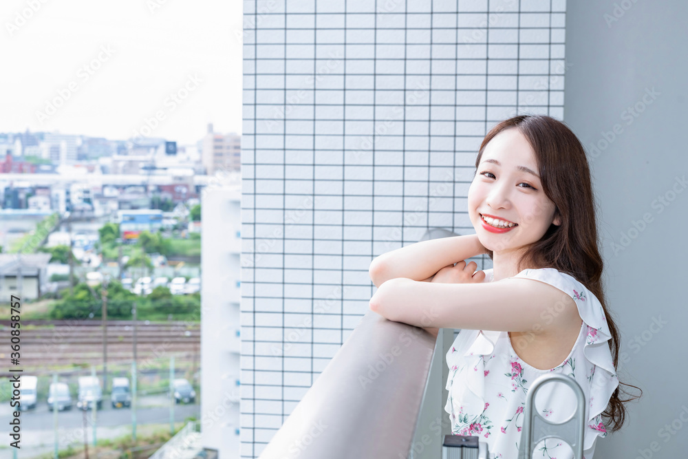 バルコニーの若い女性 バルコニーの若い女性