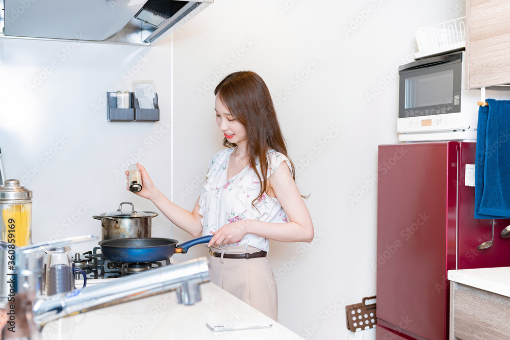キッチンの若い女性　料理