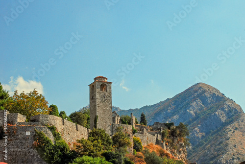 Foto The walls of Bar old town in Montenegro