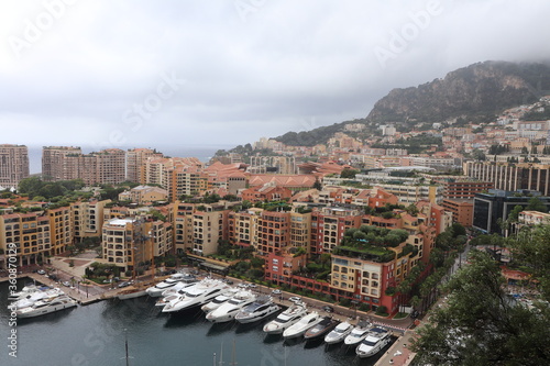 Vue en plongée sur les toîts de la ville de Monaco, ville de Monaco, Principauté de Monaco