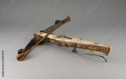 Foto Old wooden crossbow isolated on a gray background