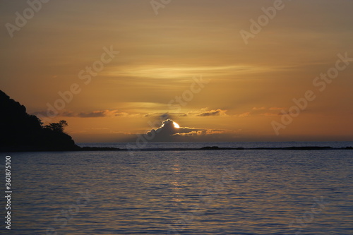 Sunset in the Fidjian sea © Raiarii