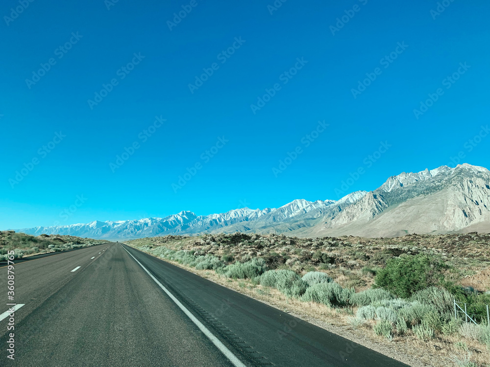 Naklejka premium Road to the mountains