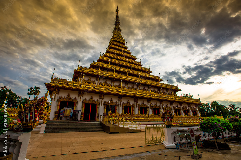 Obraz premium Background of the major tourist attractions in Khon Kaen (Phra Mahathat Kaen Nakhon) is a large pagoda with 9 floors, Thai tourists and foreigners come to see the beauty and travel in Thailand always.
