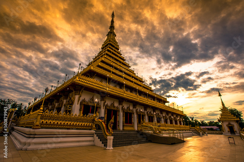 Background of the major tourist attractions in Khon Kaen (Phra Mahathat Kaen Nakhon) is a large pagoda with 9 floors, Thai tourists and foreigners come to see the beauty and travel in Thailand always.