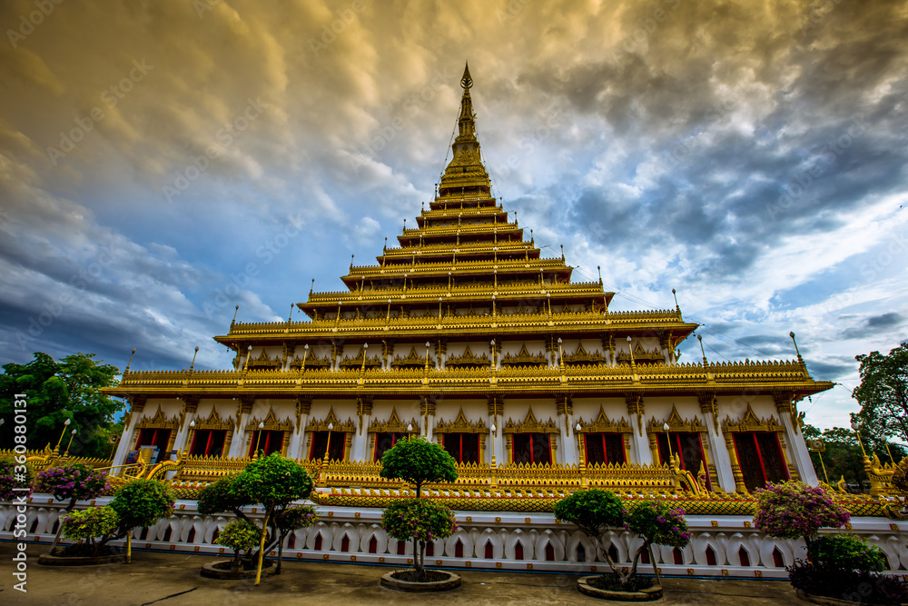 Fototapeta premium Background of the major tourist attractions in Khon Kaen (Phra Mahathat Kaen Nakhon) is a large pagoda with 9 floors, Thai tourists and foreigners come to see the beauty and travel in Thailand always.