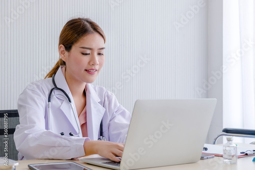 woman doctor using laptop