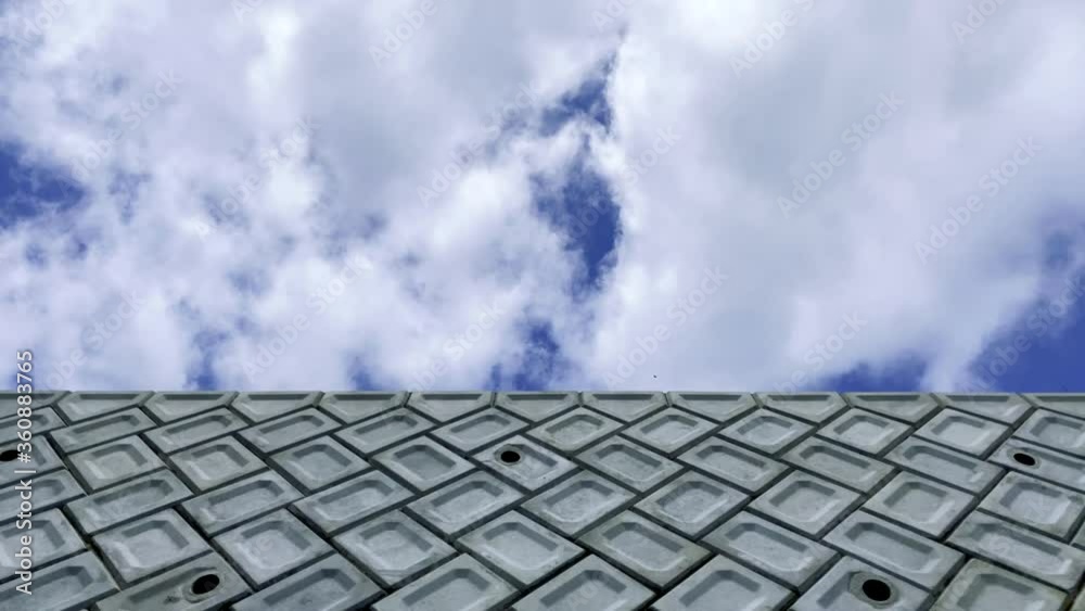 コンクリート壁と白い綿雲 積雲 コンクリート壁と白い綿雲 積雲