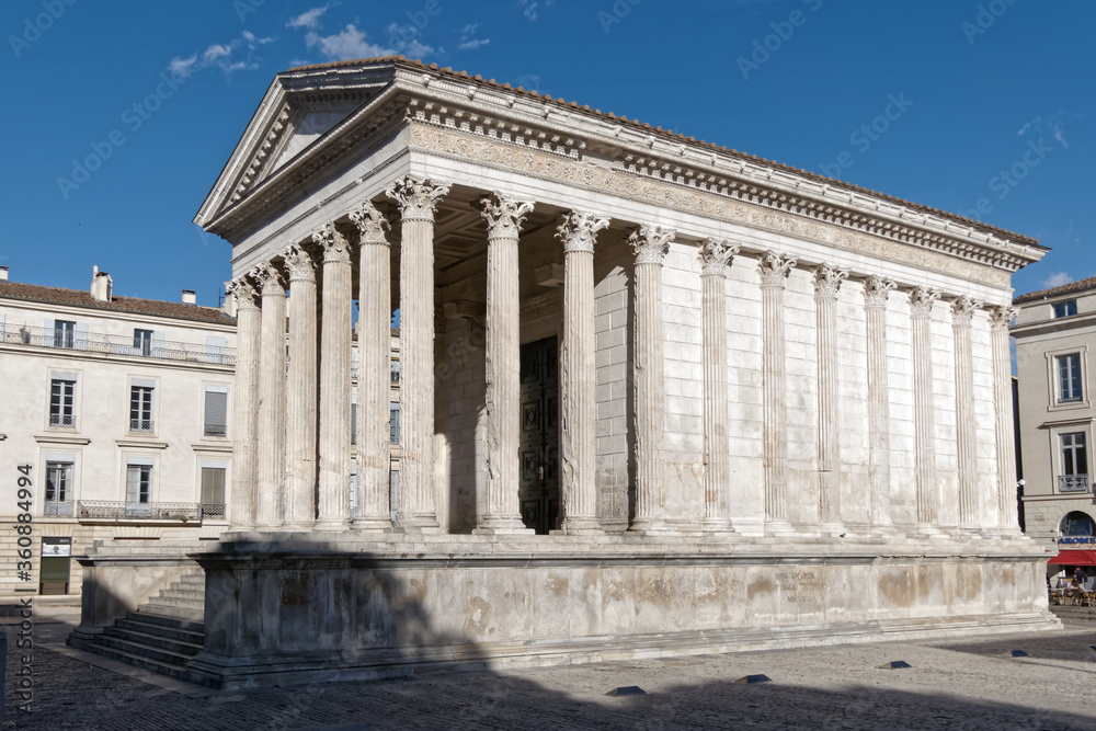 La maison carrée sur la place du forum de Nîmes - Gard - France