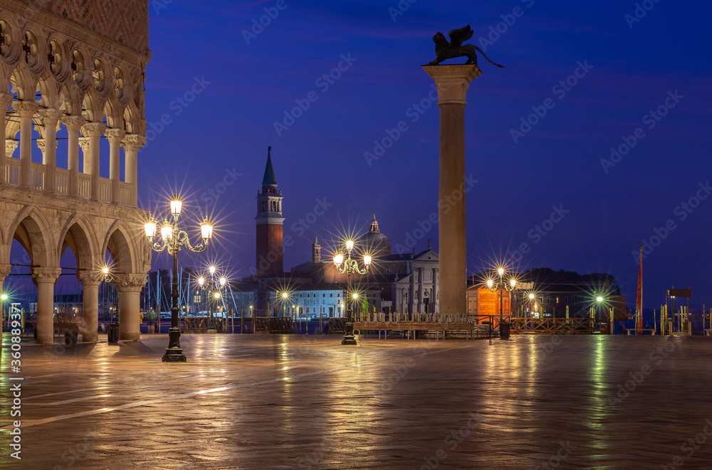 Fototapeta premium Venice. St. Mark's Square at dawn.