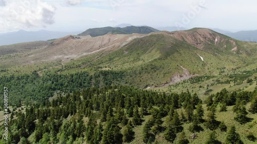 草津白根山のカルデラ湖、湯釜の空撮映像
