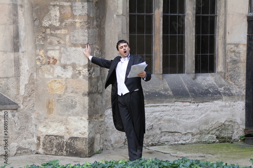 singer sing tenor musical notes work opera arias professional,opera singer, singer, classical music concert, male voice, tenor during a concert, a man wearing a formal costume, a concert outfit