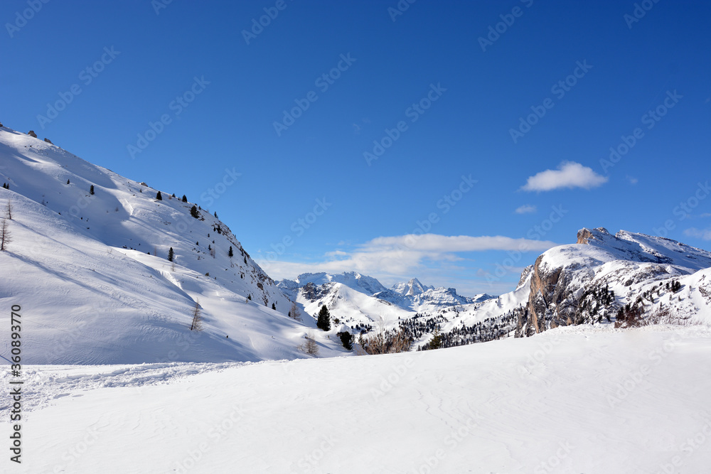 la bellissima vista invernale dal passo Valparola,sulle Dolomiti Italiane