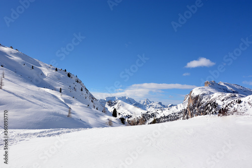 la bellissima vista invernale dal passo Valparola,sulle Dolomiti Italiane