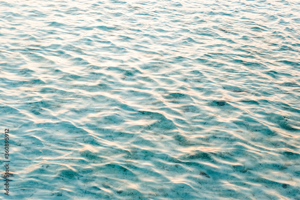 Fototapeta premium Sunlight that hits the water waves.