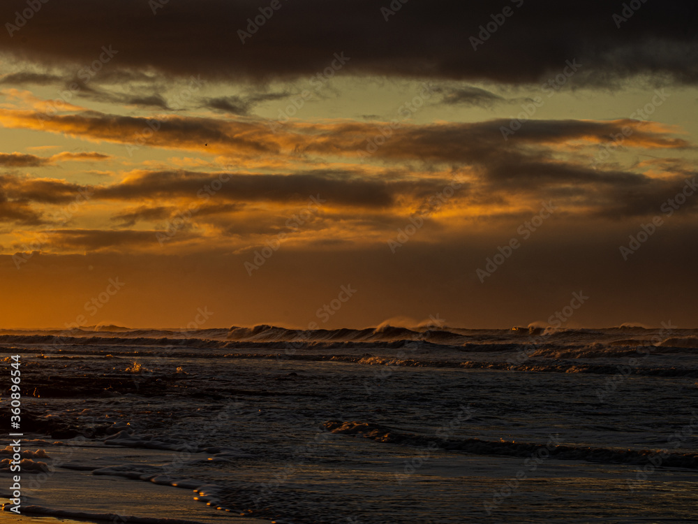 Obraz premium Sunrise on the beach