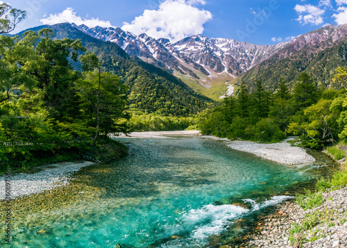 La rivière Asuza au premier plan et le massif de Myojindake au premier plan en juin dans le parc japonais Kamikochi photo