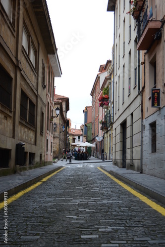 Paviment of Ave Maria Street with a terrace in the background. © Ruben