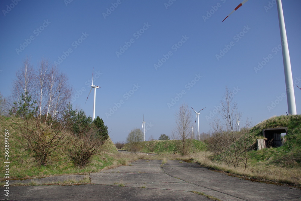 Windkraftpark auf einem alten Militärgelände in Brandenburg