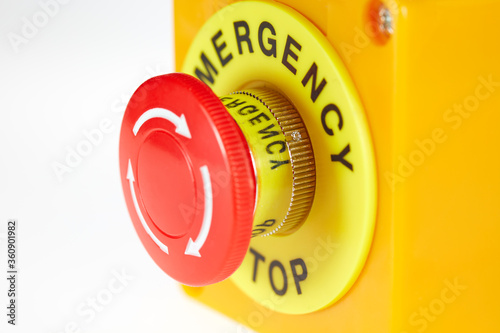 Roter Taster in einem gelben Gehäuse mit der Aufschrift EMERGENCY STOP.