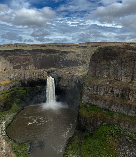 Palouse Falls Park with full water coming over the Falls