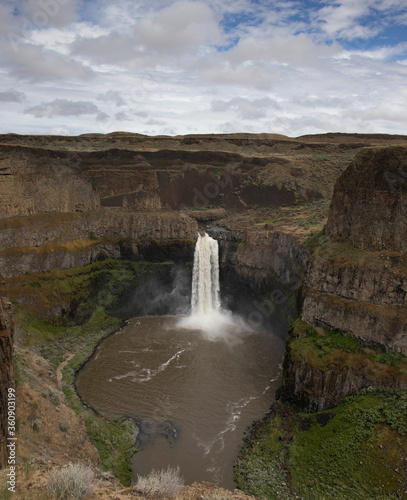 Palouse Falls Park with full water coming over the Falls