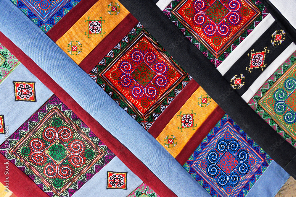 Φωτογραφία Handicrafts embroidered by Flower Hmong women for sale in market at Sapa (Sa Pa)