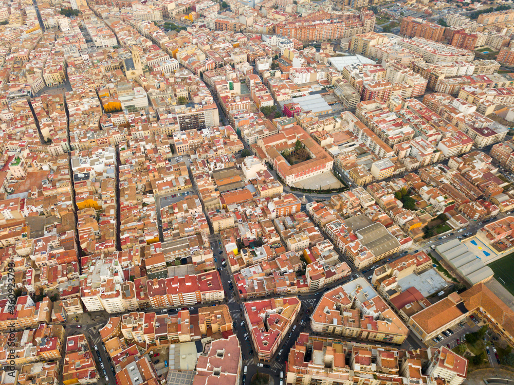 Fototapeta premium Widok z lotu ptaka na dachy hiszpańskiego miasta Reus. Prowincja Tarragona. Katalonia. Hiszpania