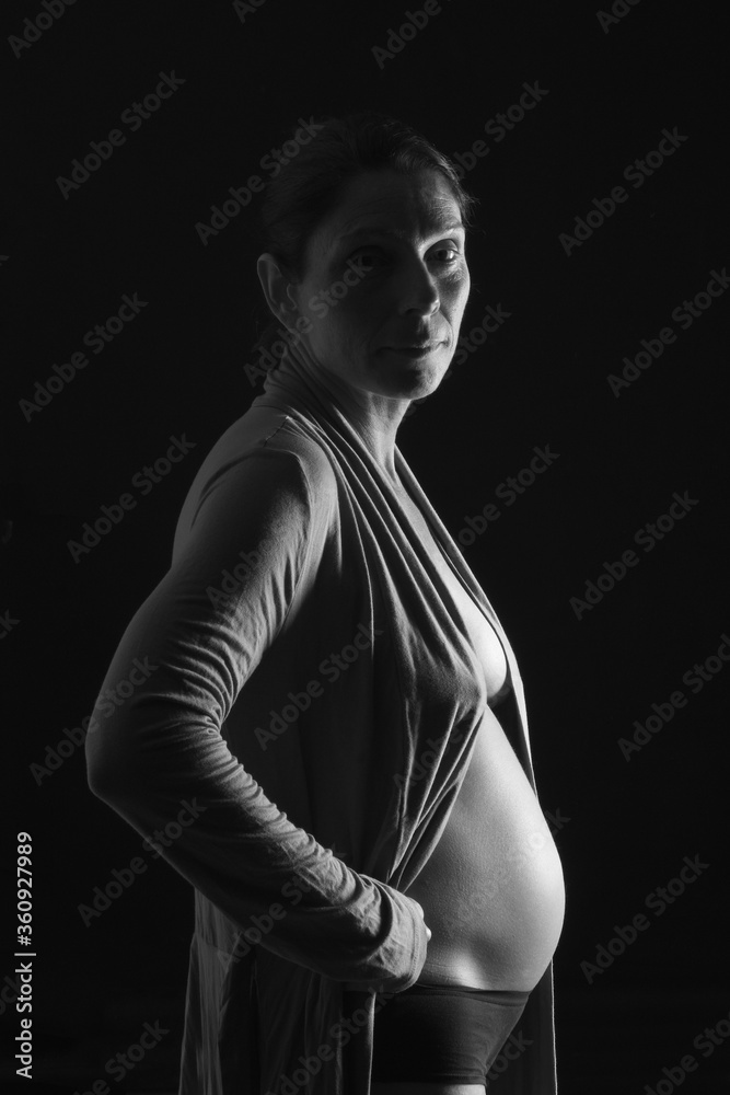 Naklejka premium portrait of a pregnant woman with shirt with black and white, six month