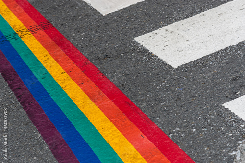 Paso de cebra de ciudad con bandera multicolor LGTBI por el día del orgullo por la igualdad © JOSEALBERTO